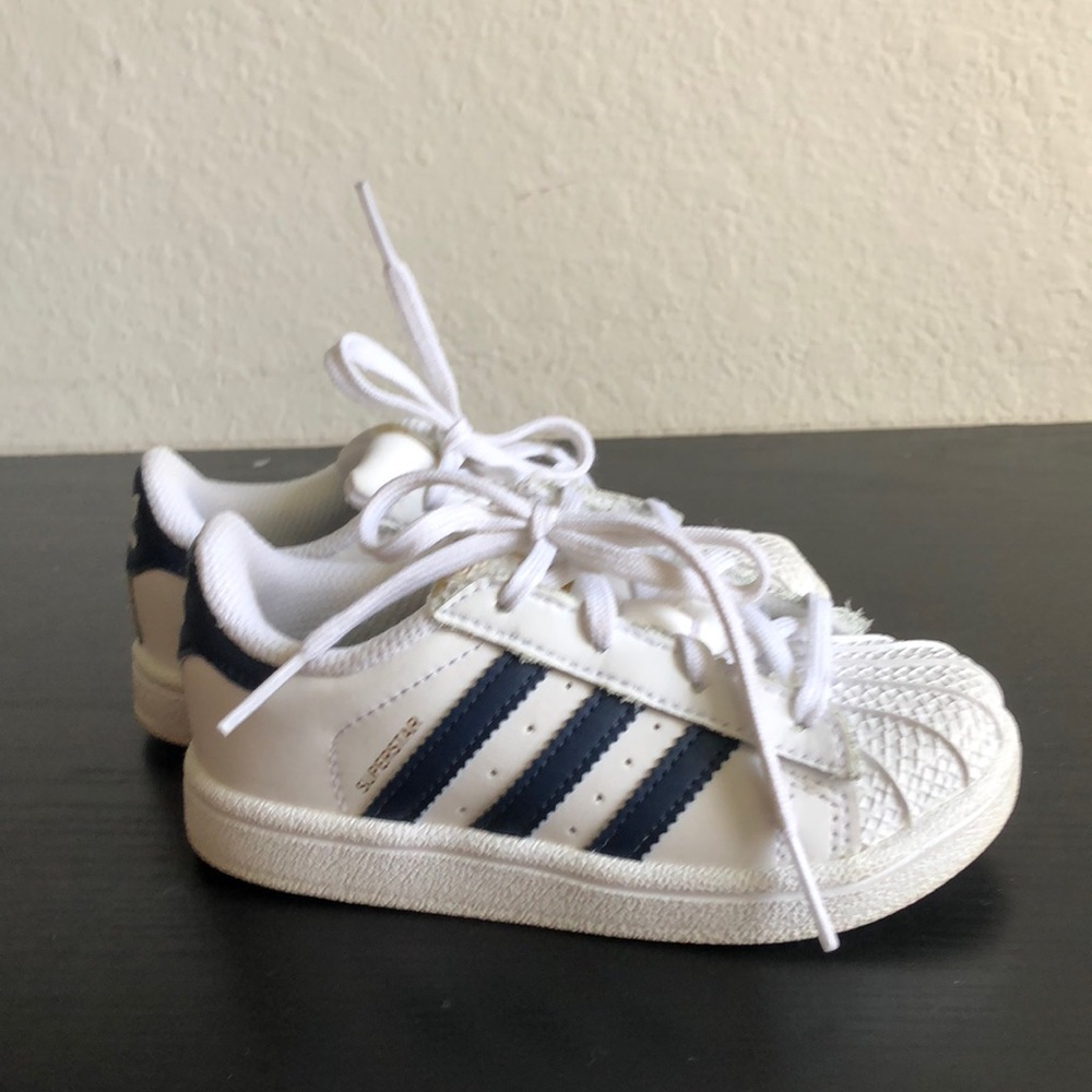 🎊🎊🎉🎉1 hour sale 🎉🎉🎊🎊 Toddler adidas size 8